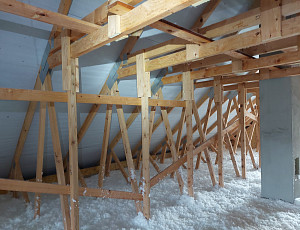 Zateplení stropu novostavby rodinného domu pomocí foukané izolace